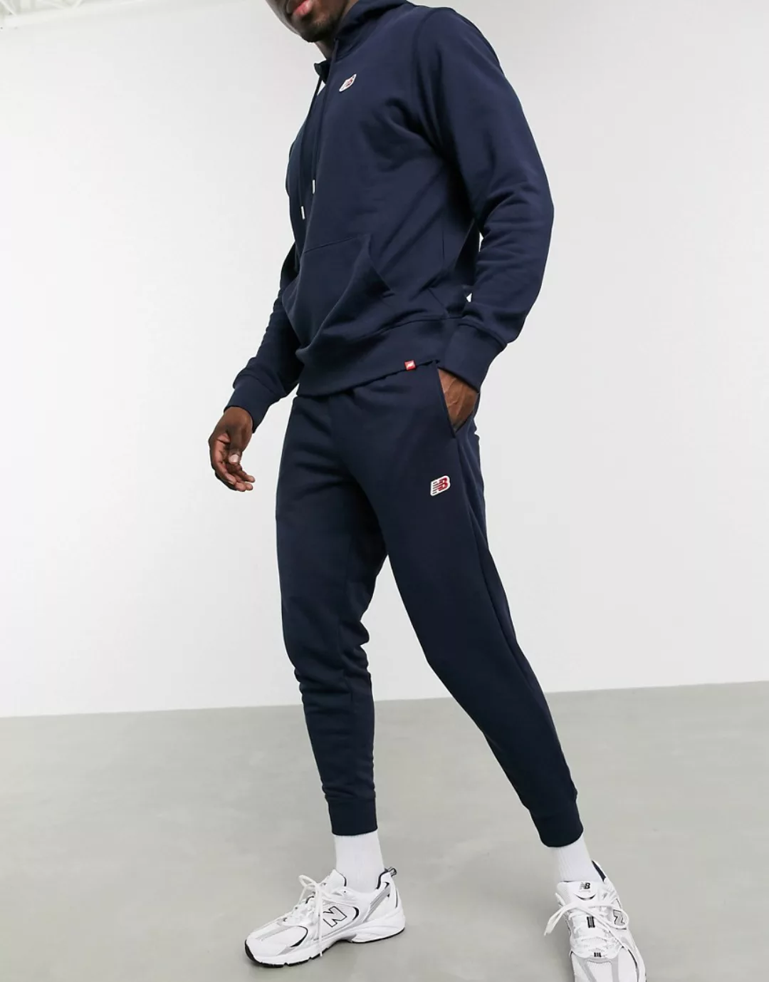 New Balance – Jogginghose mit kleinem Logo in Marine-Navy günstig online kaufen