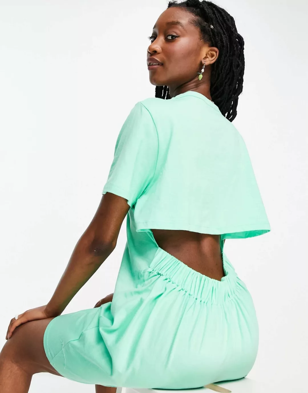ASOS DESIGN – Mini-T-Shirt-Kleid mit Rückenausschnitt in Apfelgrün günstig online kaufen
