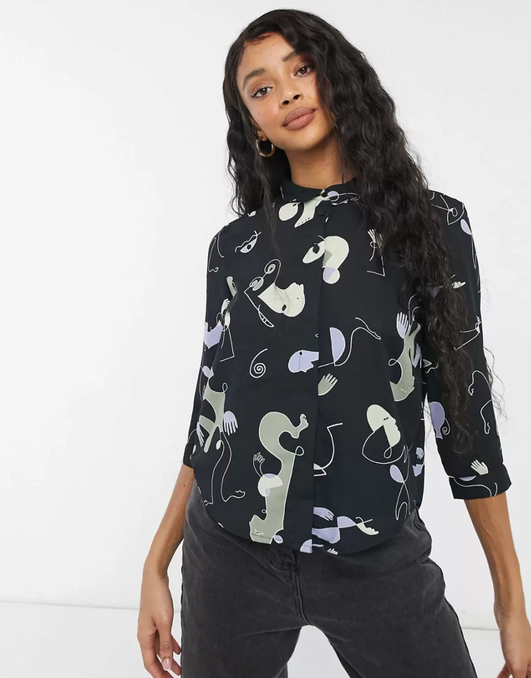 Monki – Hella – Bluse in Schwarz aus recyceltem Material mit Gesichtsprint- günstig online kaufen