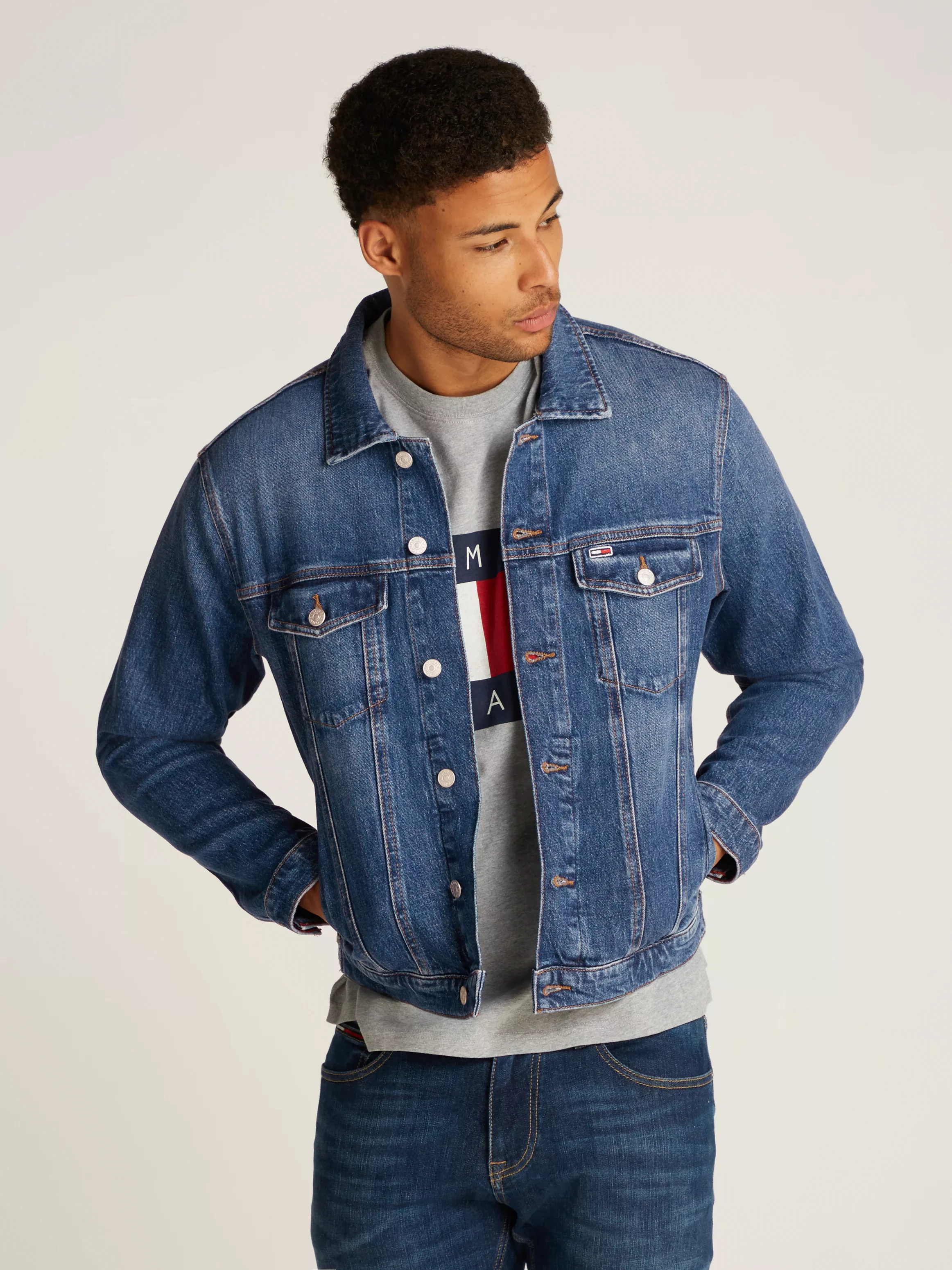 Tommy Jeans Jeansjacke "RYAN RGLR TRCKR JCKT CH0152", mit Logostickerei günstig online kaufen