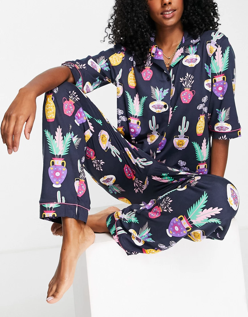 Chelsea Peers – Langer, kastiger Pyjama in Marineblau mit mystischem Pflanz günstig online kaufen