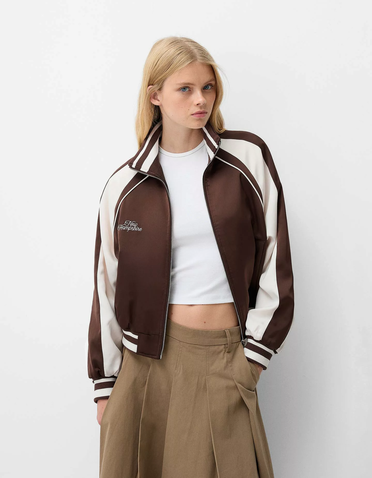 Bershka Varsity-Jacke In Satinoptik Damen S Braun günstig online kaufen