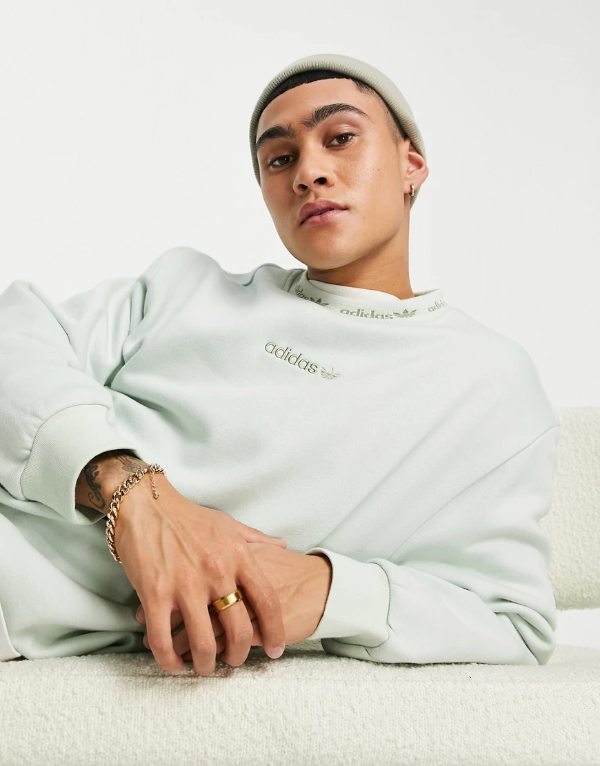 adidas Originals – Trefoil Linear – Hochwertiges Sweatshirt in Leinengrün m günstig online kaufen
