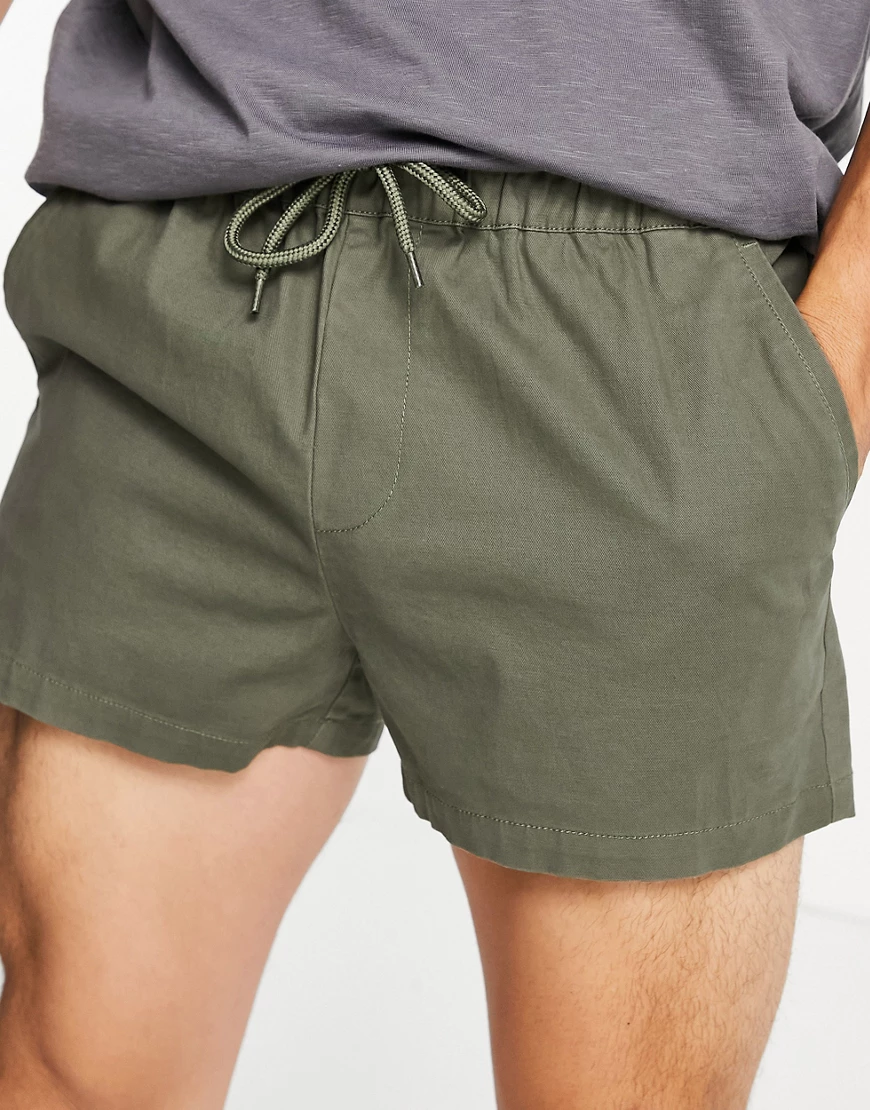 ASOS DESIGN – Schmale, superkurze Chino-Shorts in Grün mit elastischem Bund günstig online kaufen