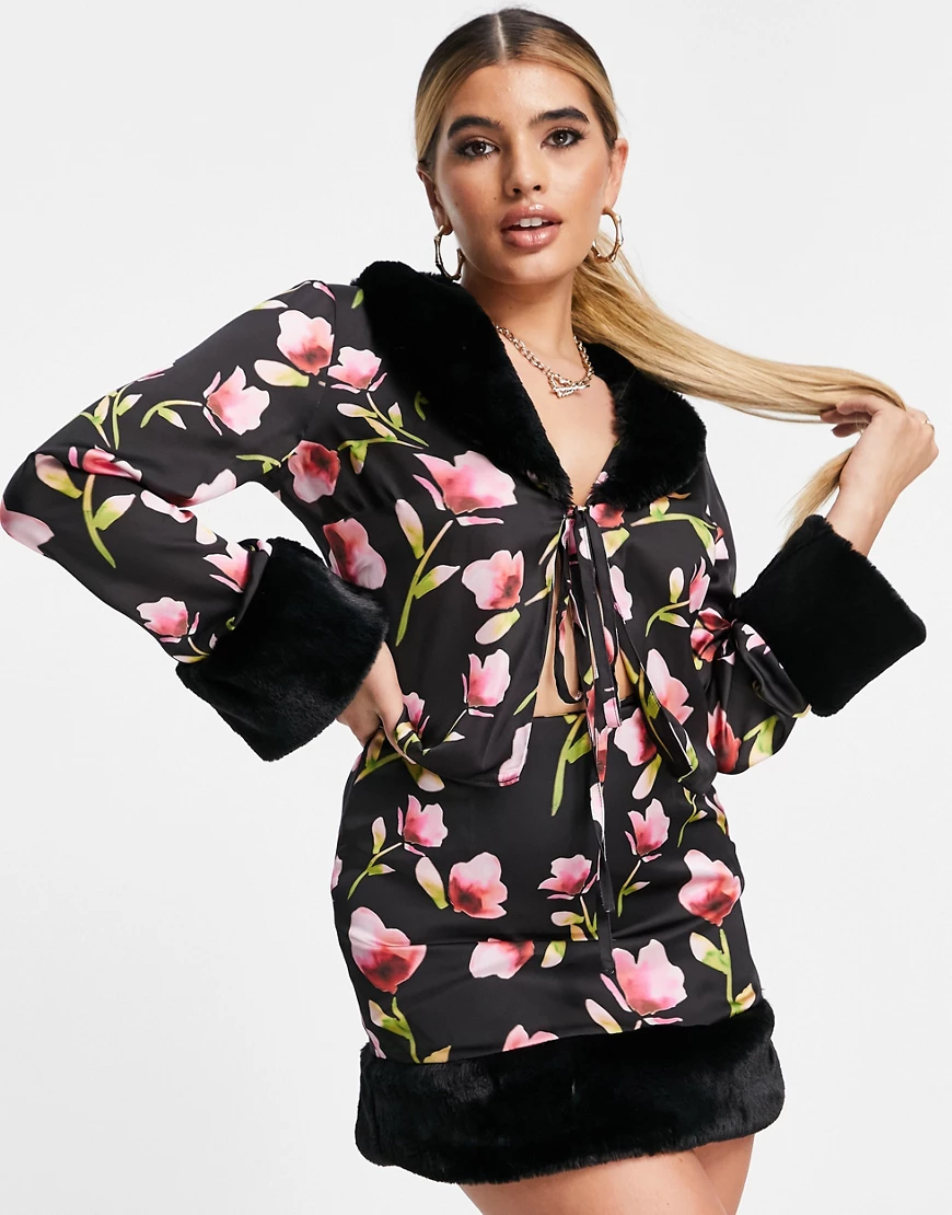 ASOS DESIGN – Minirock aus Satin mit Blumenprint und Kunstpelzbesatz, Kombi günstig online kaufen