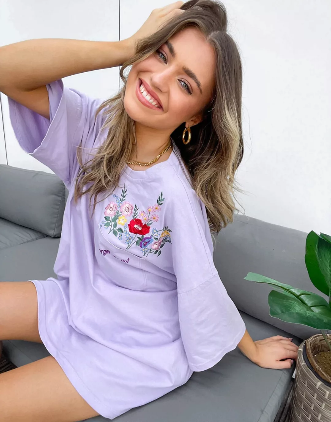 ASOS DESIGN – Oversized T-Shirt-Kleid mit Ziertasche und Blumenstickerei in günstig online kaufen