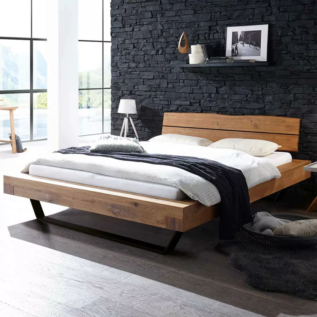 Niedriges Bett aus Wildeiche Massivholz und Metall Loft Design günstig online kaufen