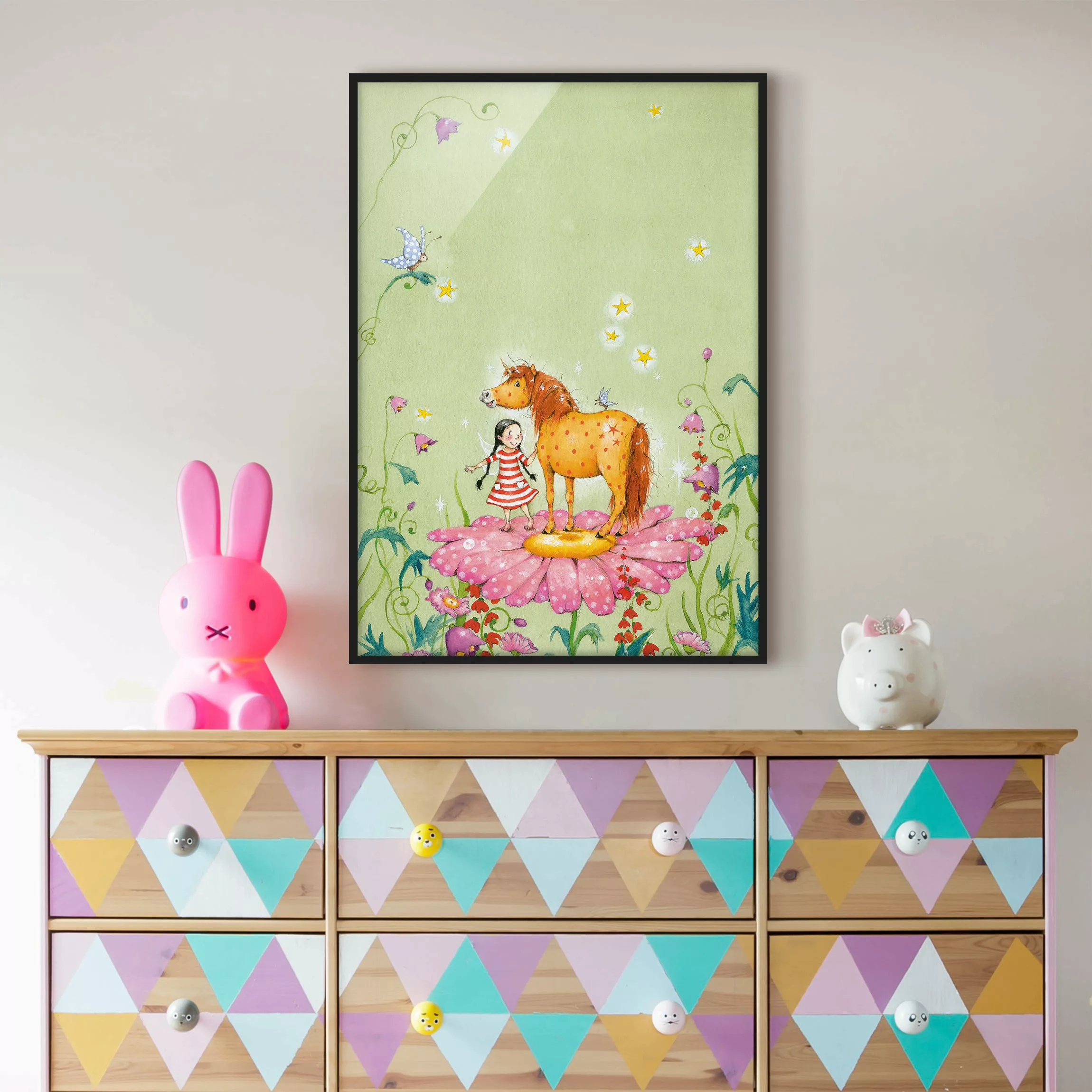 Bild mit Rahmen Kinderzimmer - Hochformat Das Zauberpony auf der Blüte günstig online kaufen
