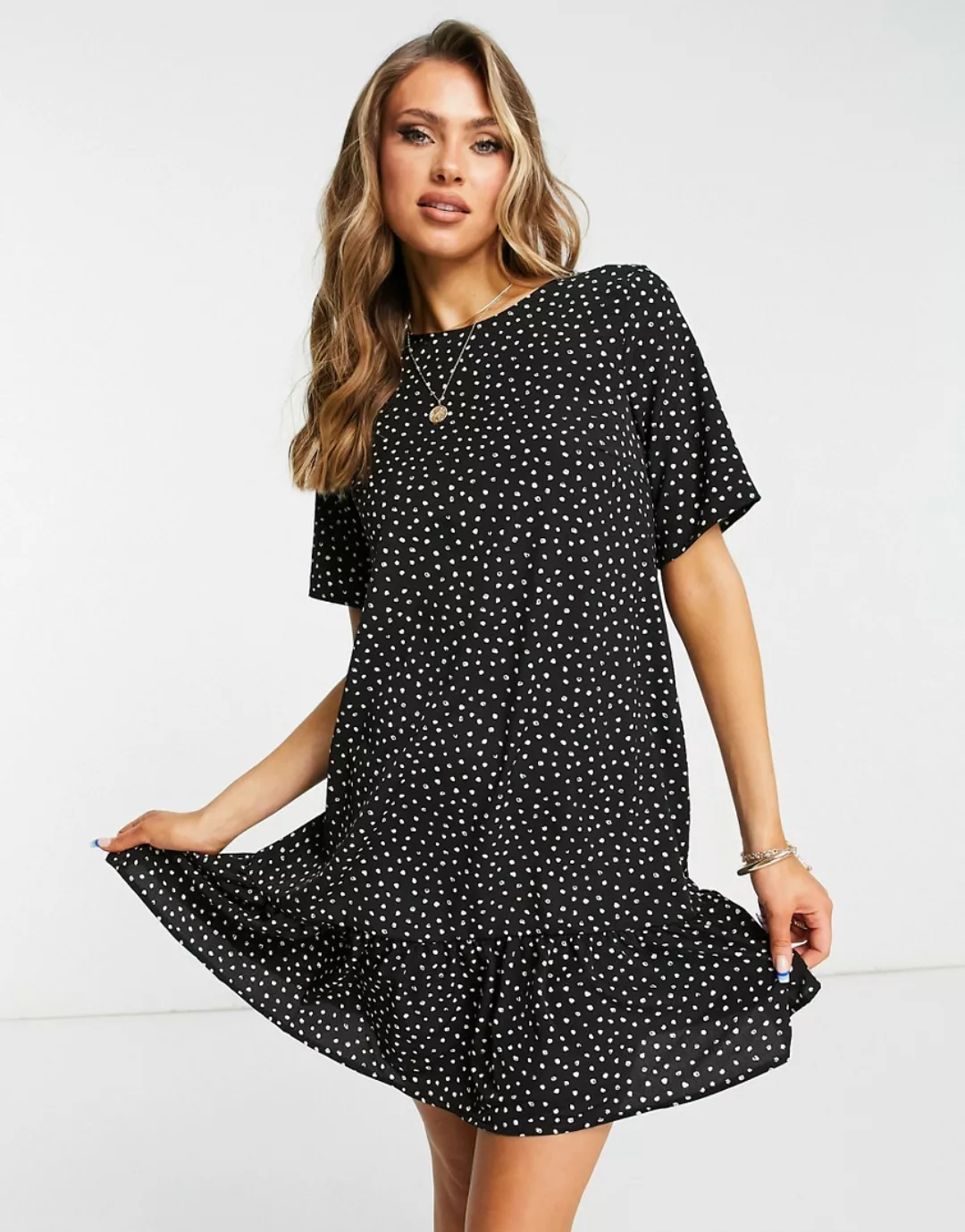 AX Paris – Hängerkleid mit tiefem Saum und kleinem Punktemuster in Schwarz günstig online kaufen