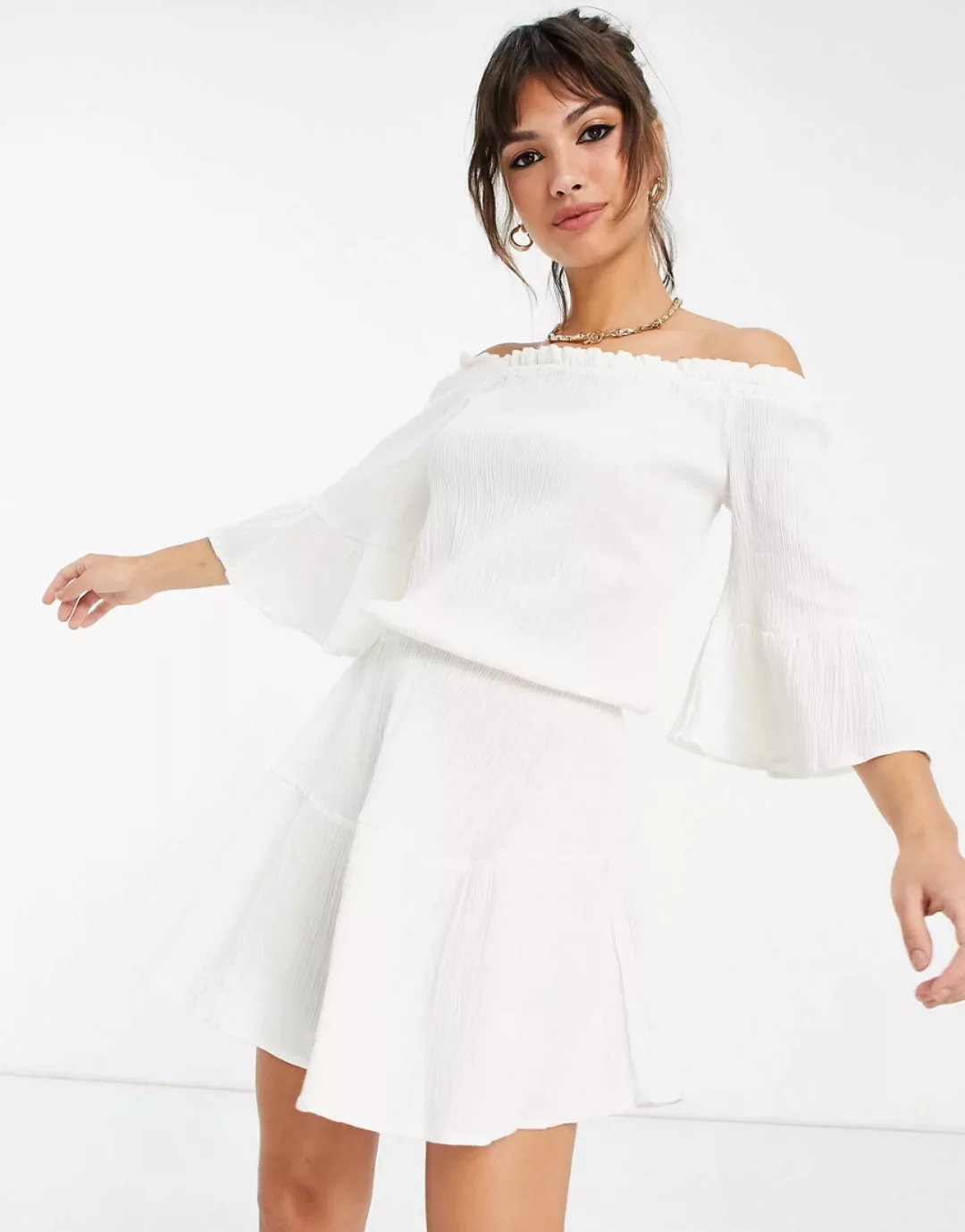 ASOS DESIGN – Schulterfreies, gestuftes Mini-Sommerkleid in Weiß günstig online kaufen