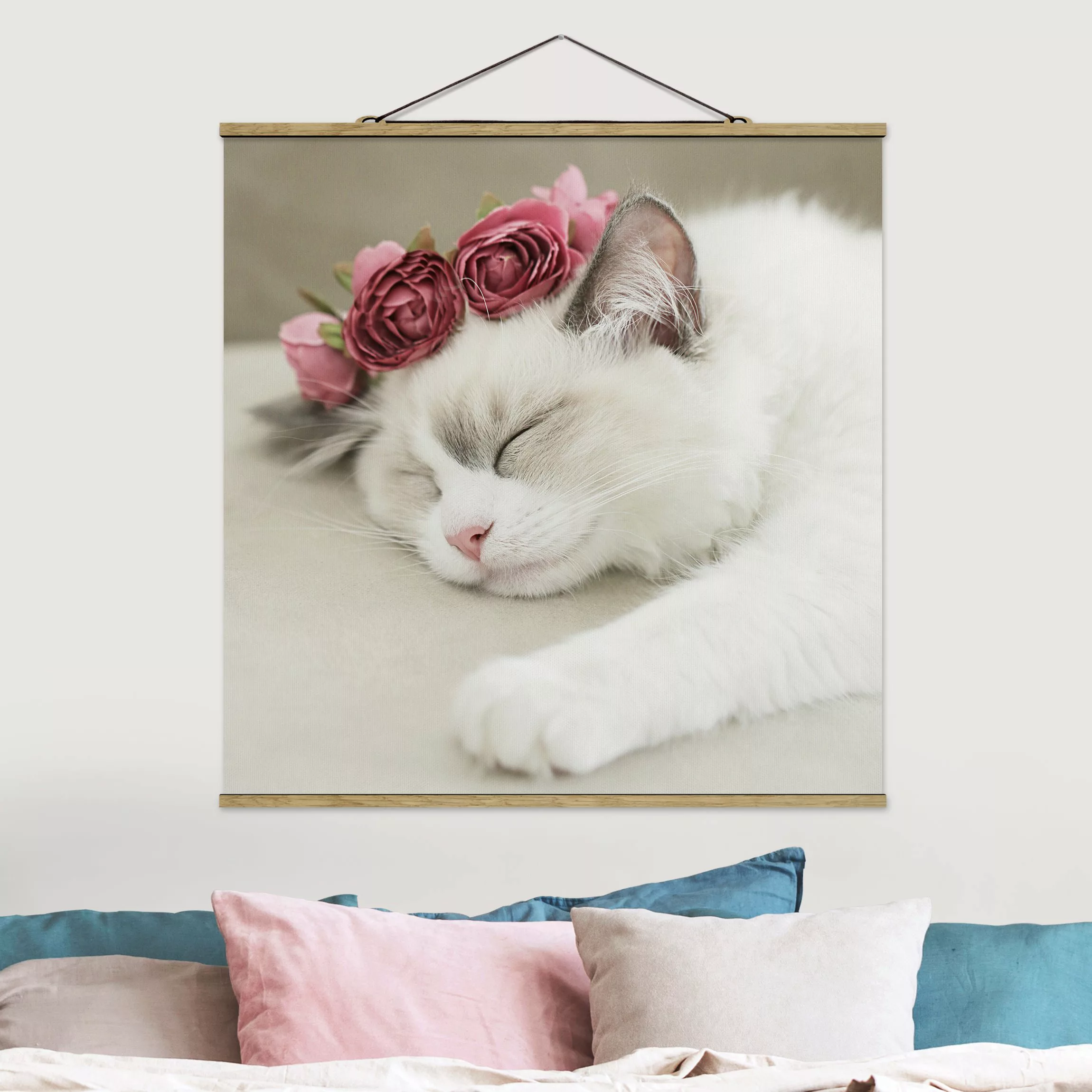 Stoffbild mit Posterleisten Schlafende Katze mit Rosen günstig online kaufen