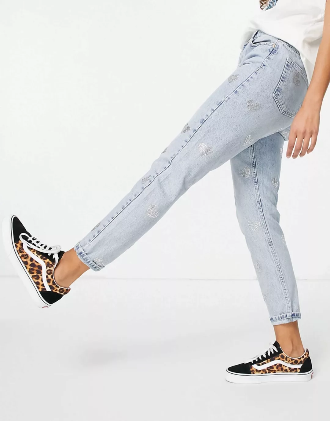 Topshop – Mom-Jeans mit Strassherzen in Bleach-Waschung-Blau günstig online kaufen