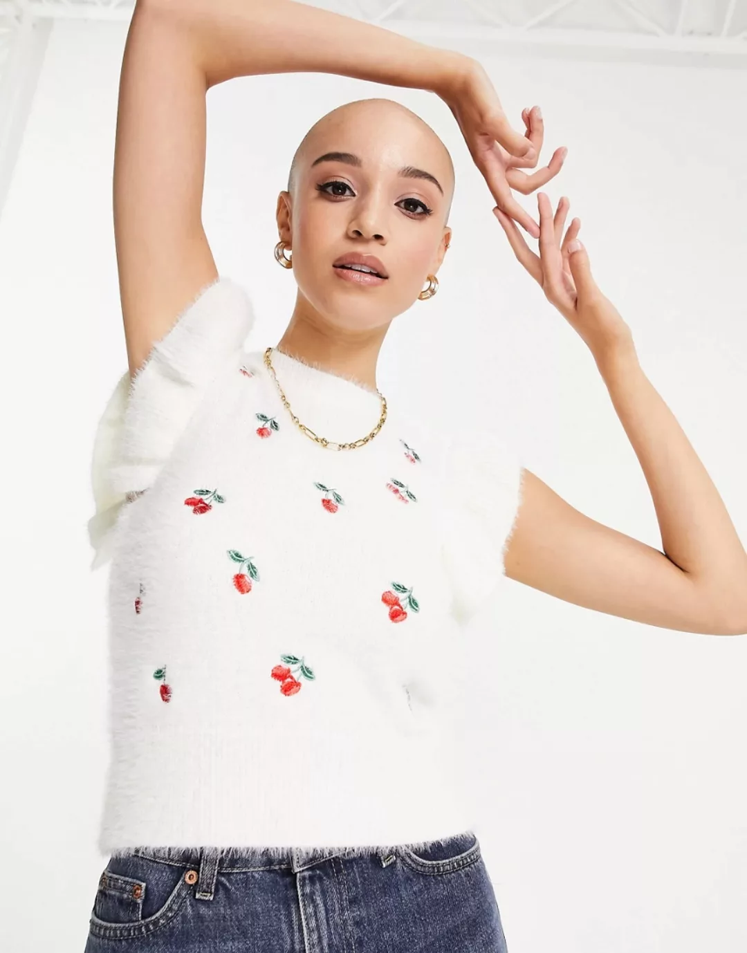 New Look – Flauschiges Strick-Trägertop in Weiß mit Rüschen und Kirschstick günstig online kaufen