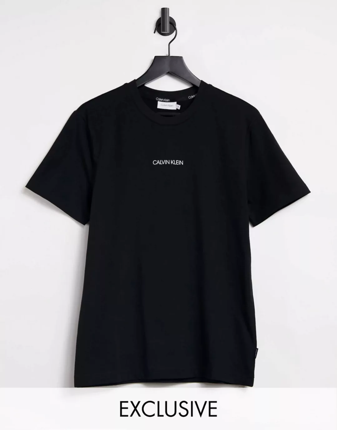 Calvin Klein – T-Shirt mit kleinem, mittigem Logo vorn in Weiß günstig online kaufen