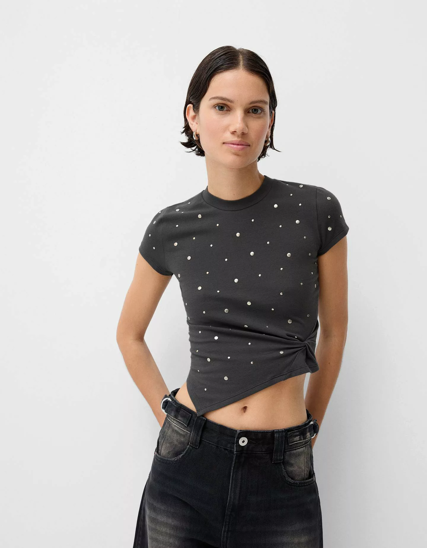 Bershka Asymmetrisches T-Shirt Mit Kurzen Ärmeln Und Nieten Damen L Grau günstig online kaufen