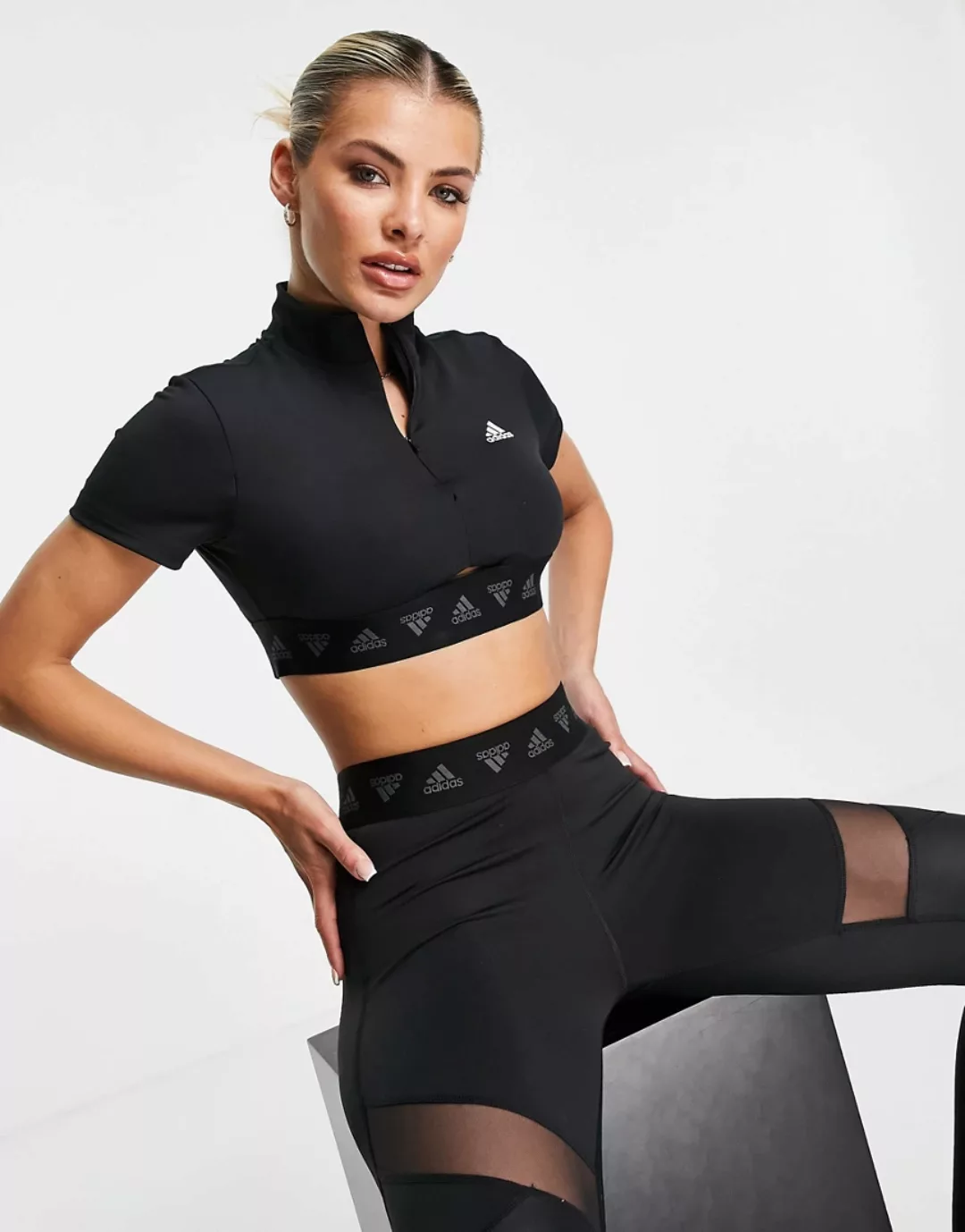 adidas Training – Kurz geschnittenes T-Shirt mit Reißverschluss in Schwarz günstig online kaufen