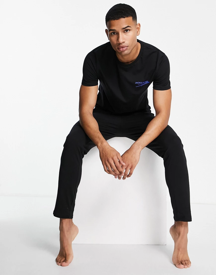 Jack & Jones – Lounge-Set in Schwarz mit T-Shirt und Hose günstig online kaufen