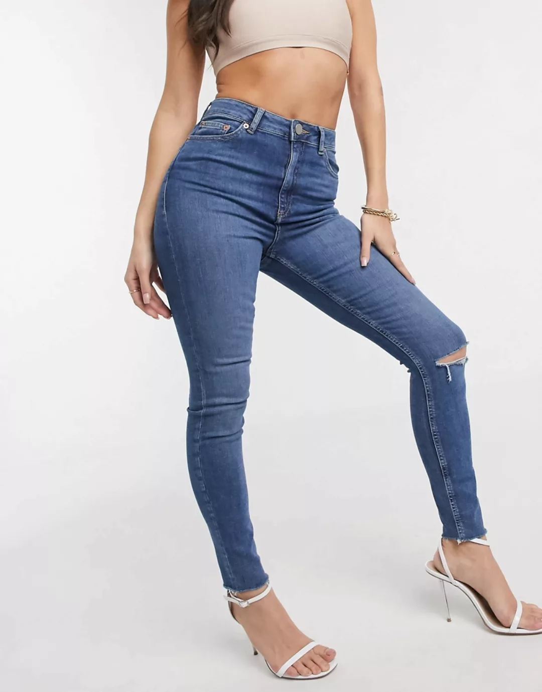 ASOS DESIGN – Ridley Skinny – Hoch geschnittene Jeans mit Rissen in verwasc günstig online kaufen