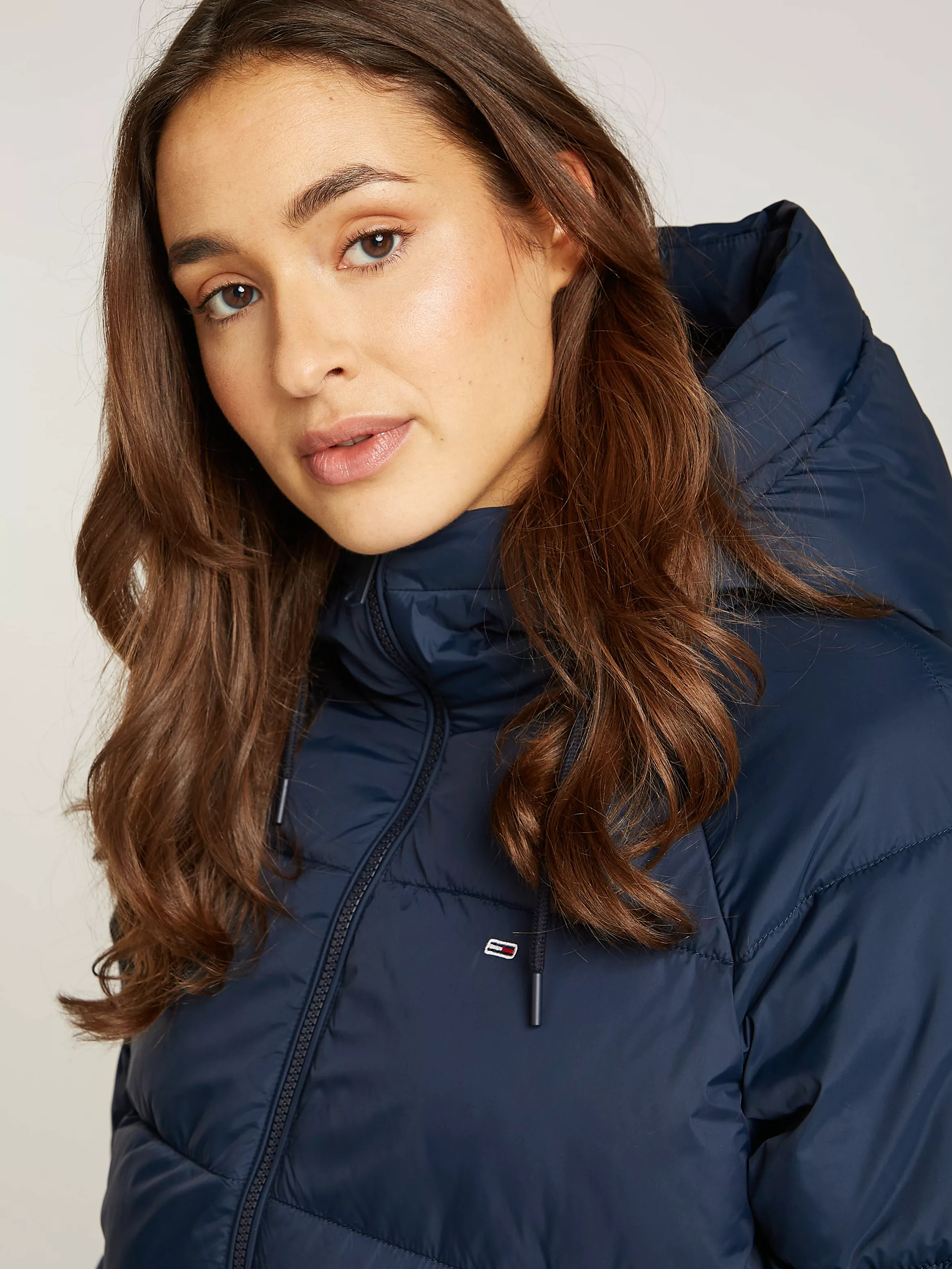 Tommy Jeans Steppjacke "TJW ASPEN PUFFER EXT", mit Kapuze, mit Logostickere günstig online kaufen