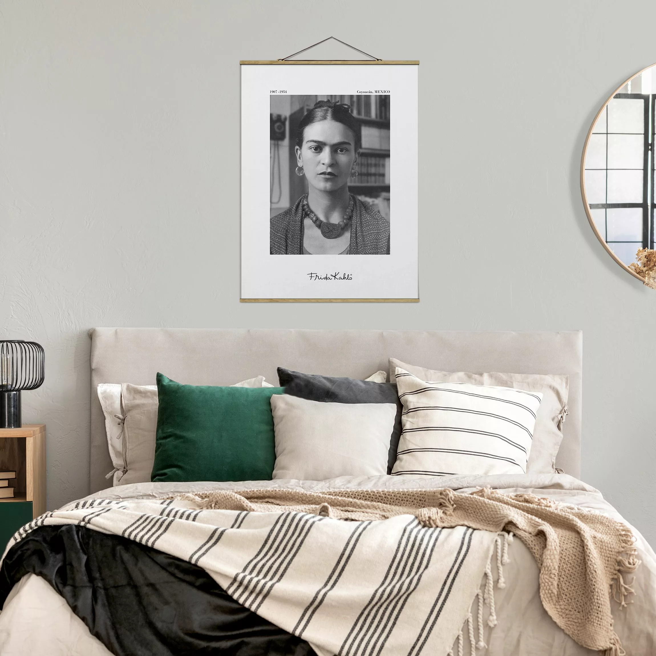 Stoffbild mit Posterleisten Frida Kahlo Foto Portrait im Haus günstig online kaufen