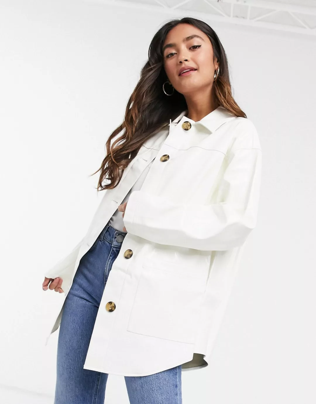 ASOS DESIGN – Hemdjacke aus Vinyl in Creme-Weiß günstig online kaufen