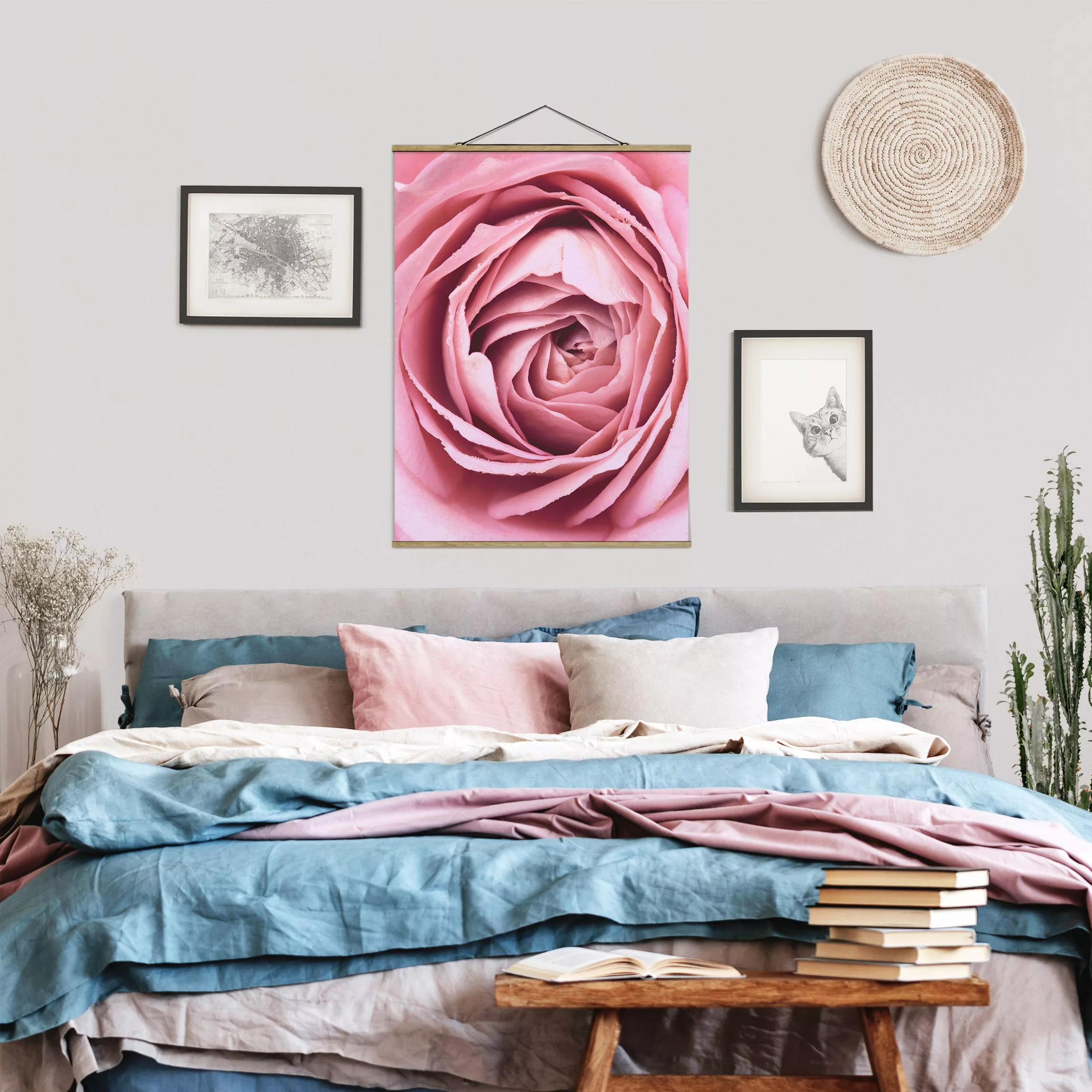 Stoffbild Blumen mit Posterleisten - Hochformat Rosa Rosenblüte günstig online kaufen