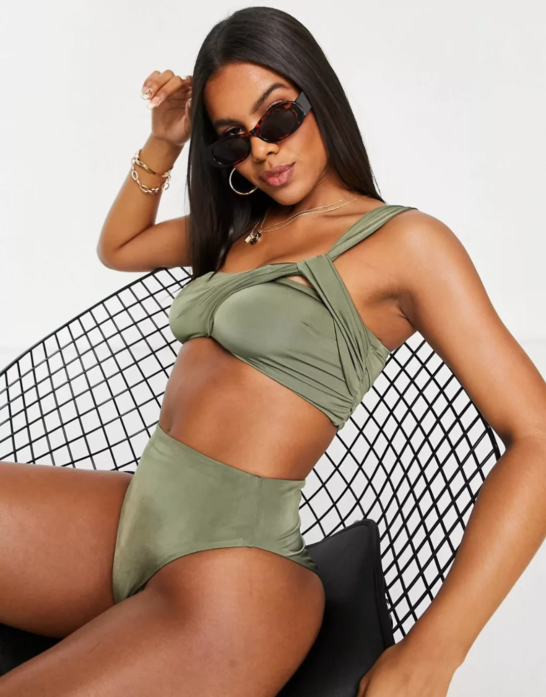 ASOS DESIGN – Asymmetrisches Bikinioberteil in Khaki mit drapiertem Detail- günstig online kaufen