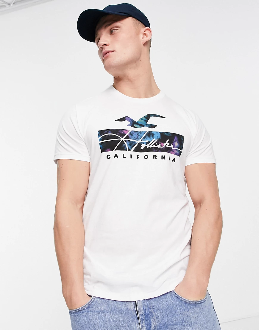 Hollister – T-Shirt in Weiß mit Batikmuster-Logo vorne günstig online kaufen