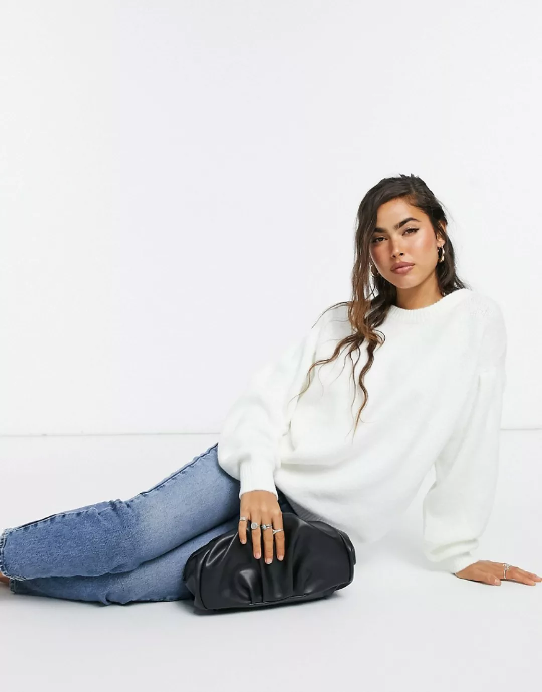 ASOS DESIGN – Flauschiger Oversize-Pullover mit Rundhalsausschnitt-Weiß günstig online kaufen
