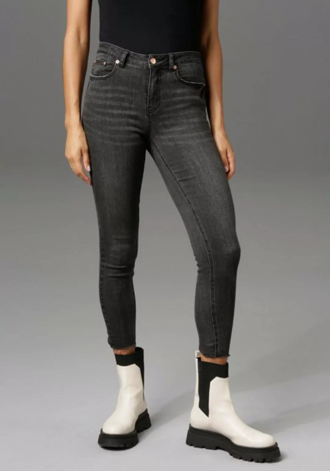 Aniston CASUAL Skinny-fit-Jeans, regular waist - mit ausgefransten Beinabsc günstig online kaufen