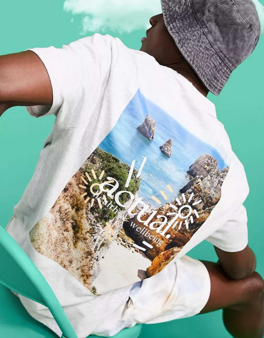 ASOS Actual – Lockeres T-Shirt mit Rückengrafik-Print in Kalkweiß günstig online kaufen