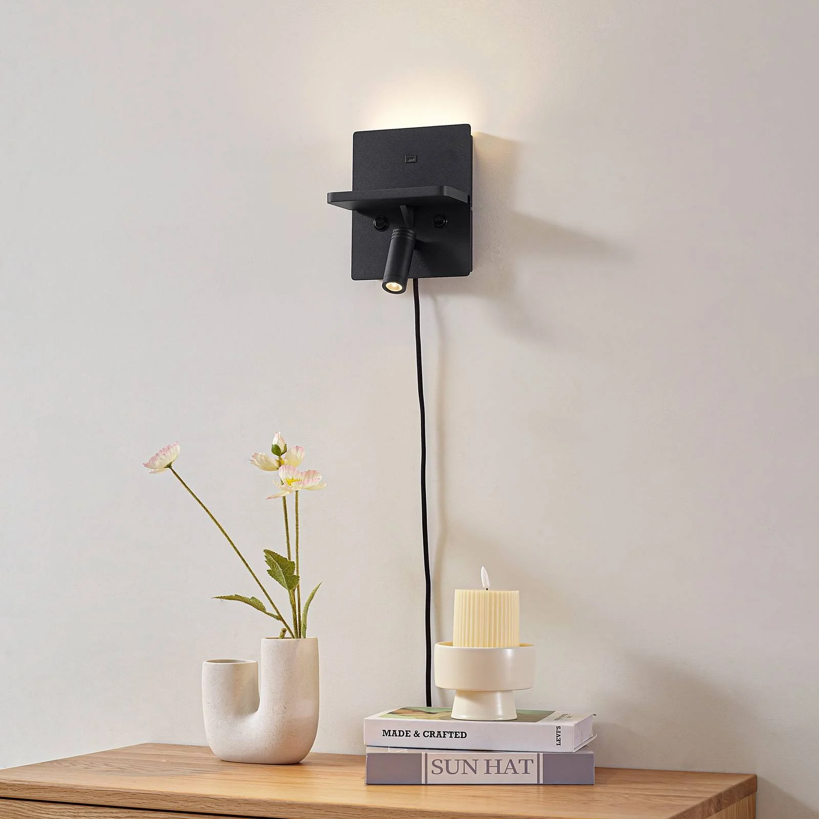 Lindby LED-Wandlampe Auden, schwarz, Stecker, Ladestation günstig online kaufen