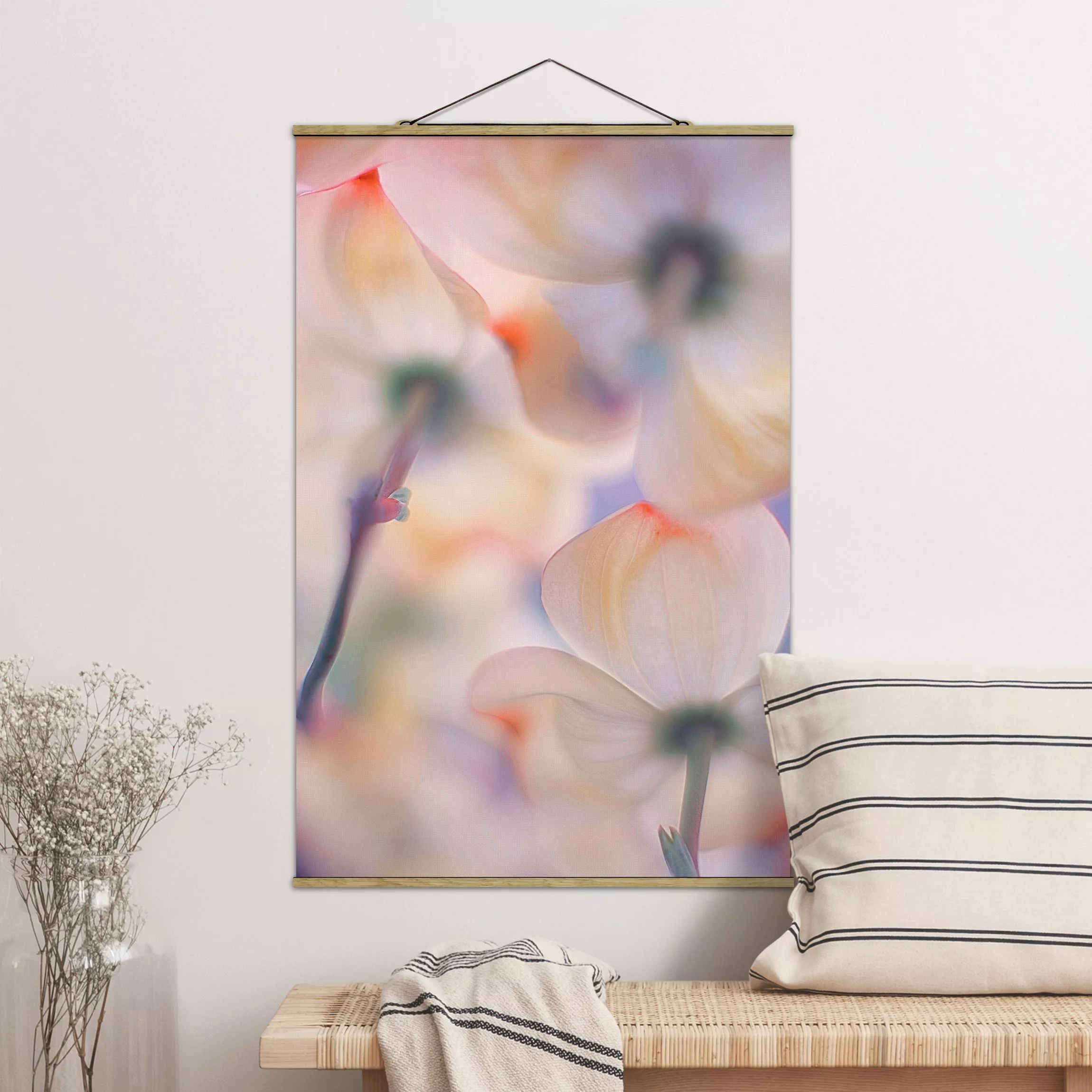 Stoffbild Blumen mit Posterleisten - Hochformat Unter Blüten günstig online kaufen