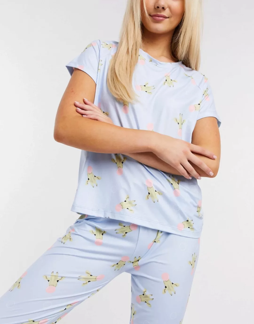 Loungeable – Bubblegum Giraffe – Pyjama in Blassblau günstig online kaufen