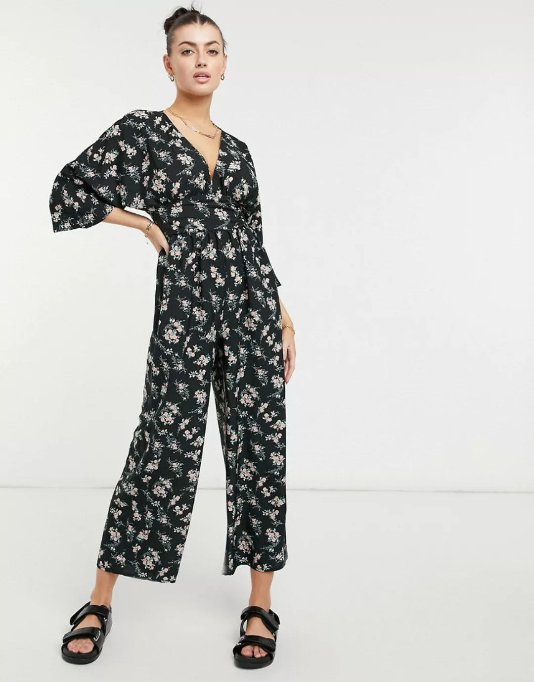 ASOS DESIGN – Jumpsuit mit Kimonoärmeln, V-Ausschnitt und dunklem Blumenmus günstig online kaufen