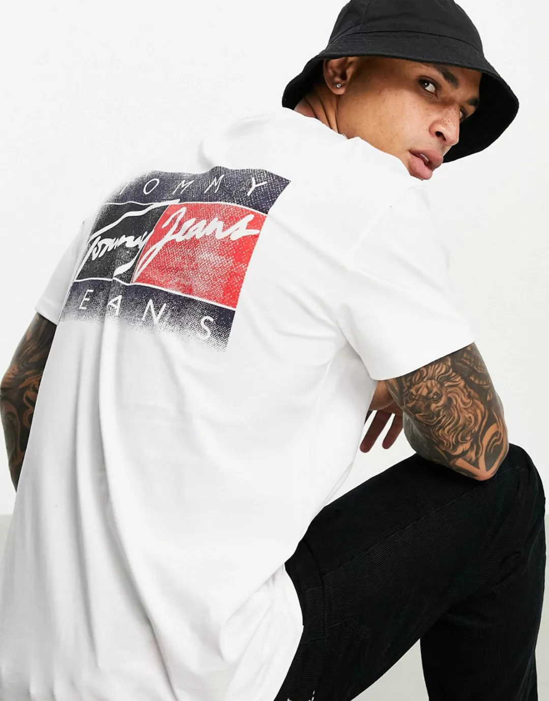 Tommy Jeans – T-Shirt in Weiß mit verblasstem Flaggen-Logoprint hinten günstig online kaufen
