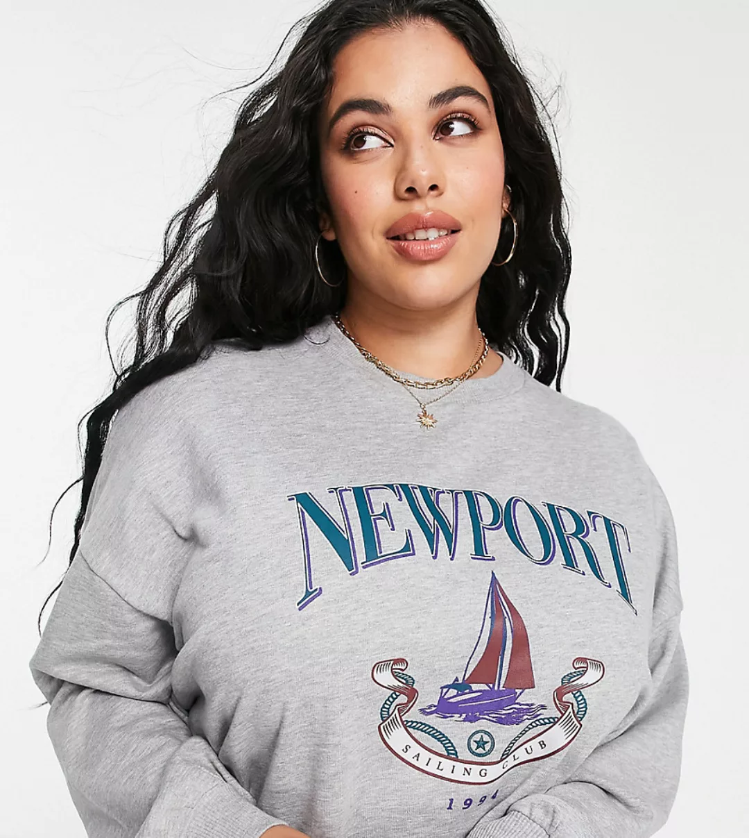 ASOS DESIGN Curve – Sweatshirt mit „Newport“-Print in Kalkgrau günstig online kaufen