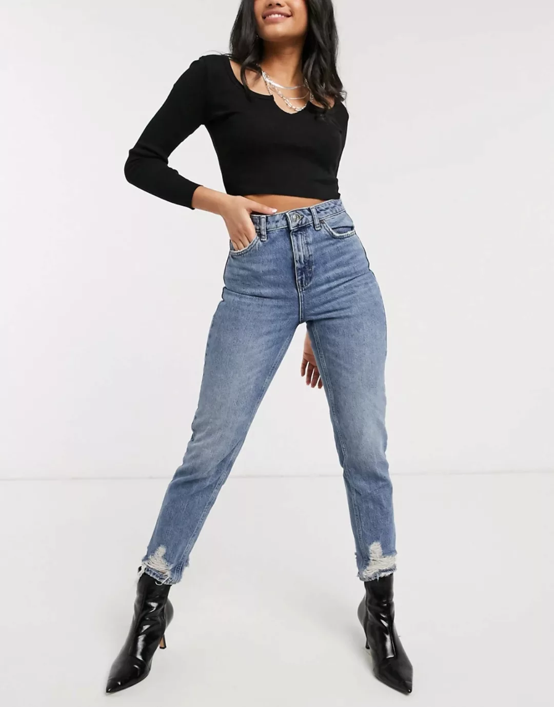 Topshop – Mom-Jeans in Mittelblau mit Rissen günstig online kaufen