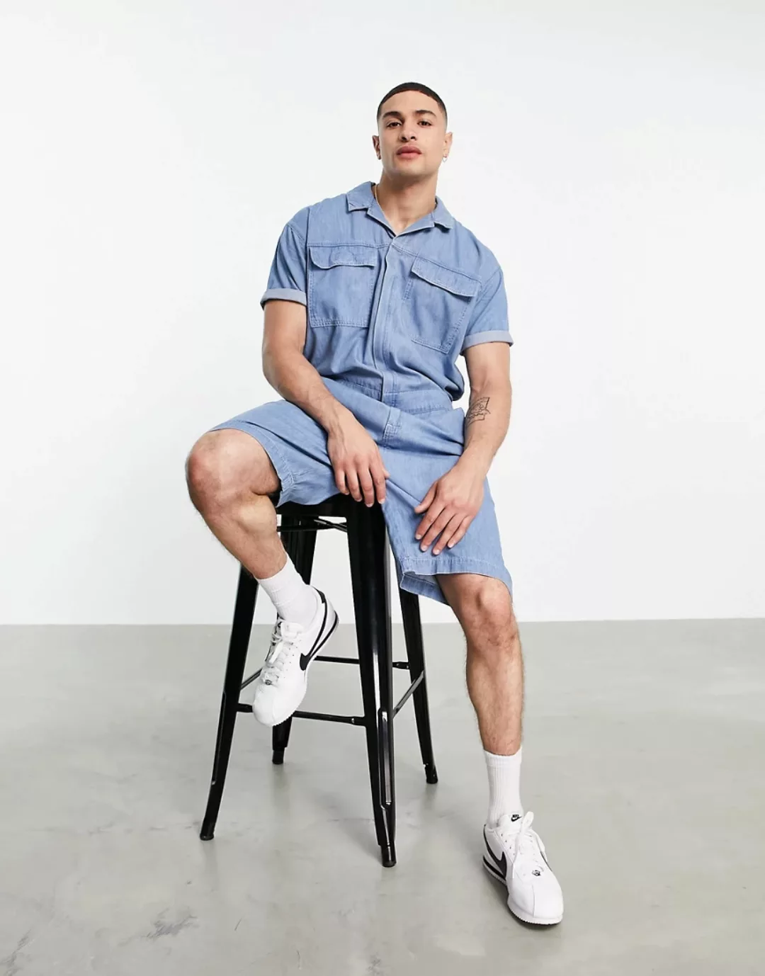 ASOS DESIGN – Kurzer Jeans-Blaumann mit Taschendetails in Blau günstig online kaufen