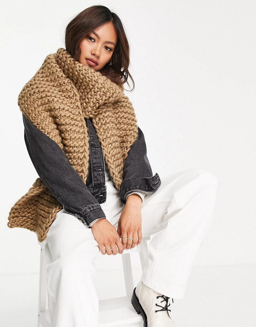 ASOS DESIGN – Grob gestrickter Oversize-Schal in Camel-Neutral günstig online kaufen