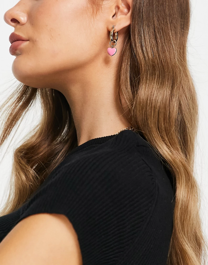 Monki – Ohrringe mit Herzanhänger in Rosa günstig online kaufen