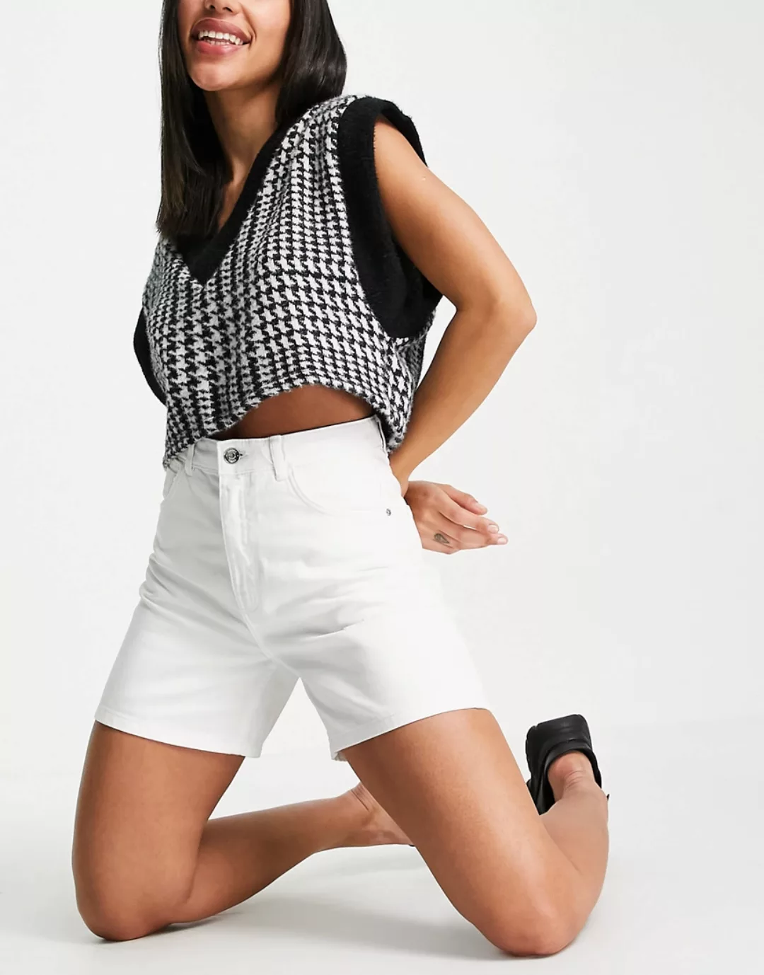 Bershka – Shorts mit hohem Bund und seitlichem Riss in Weiß günstig online kaufen