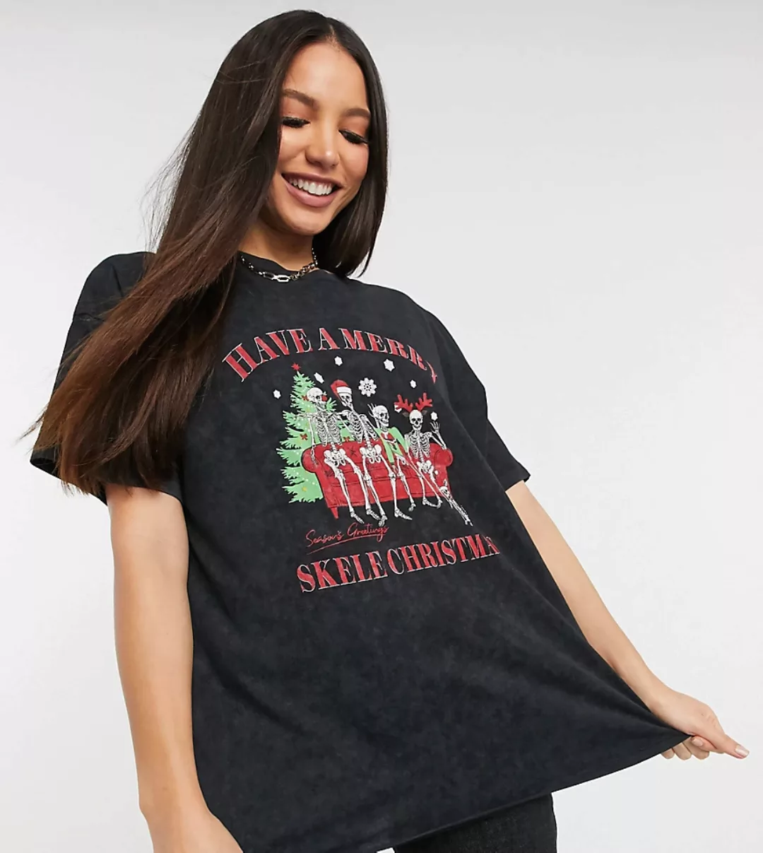 ASOS DESIGN – Tall – T-Shirt in verwaschenem Schwarz mit weihnachtlichem Sk günstig online kaufen