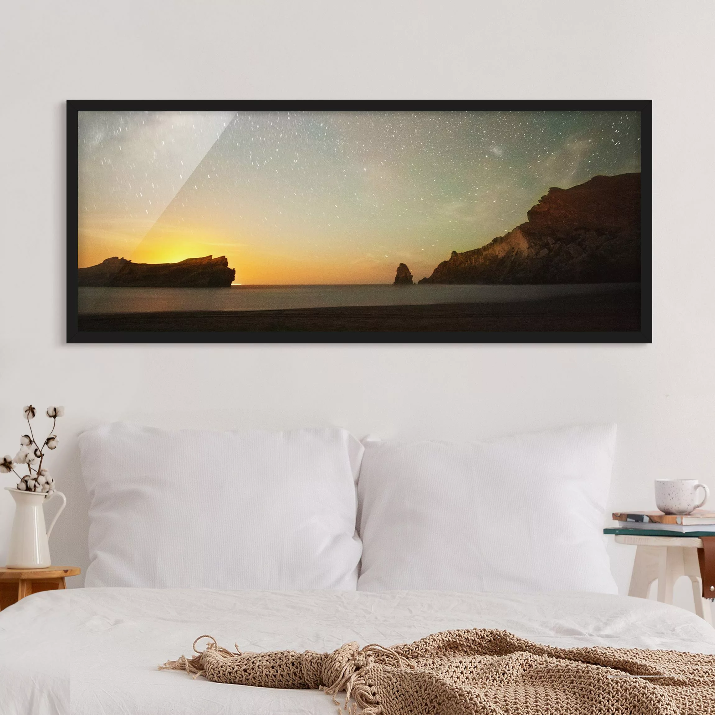 Bild mit Rahmen Strand - Panorama Sternenhimmel über dem Meer günstig online kaufen