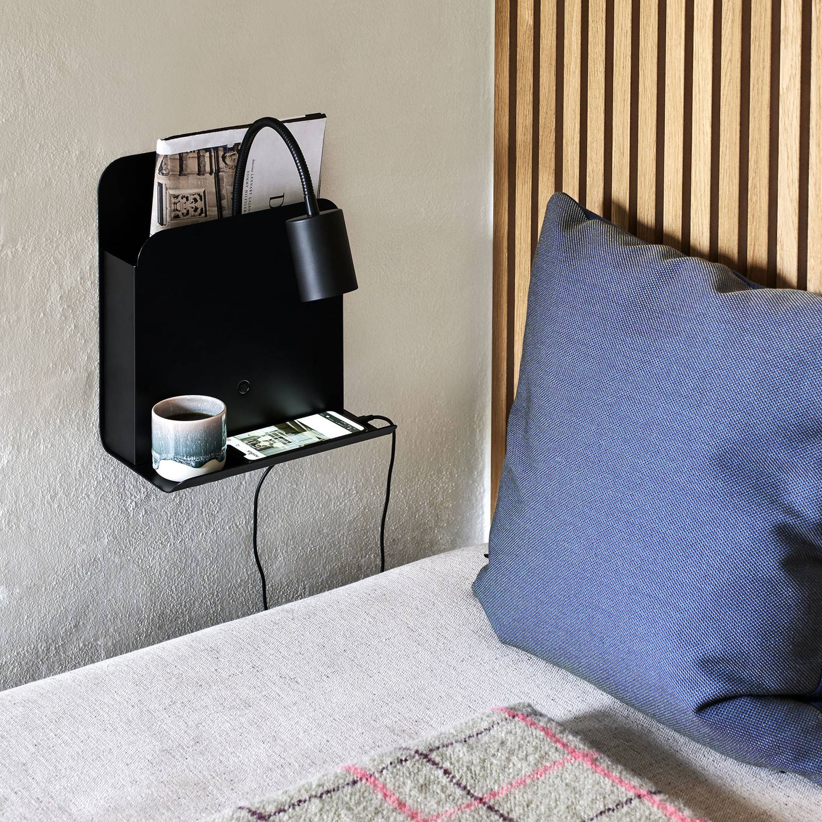 Wandleuchte Roomi mit Ablage und USB, schwarz günstig online kaufen