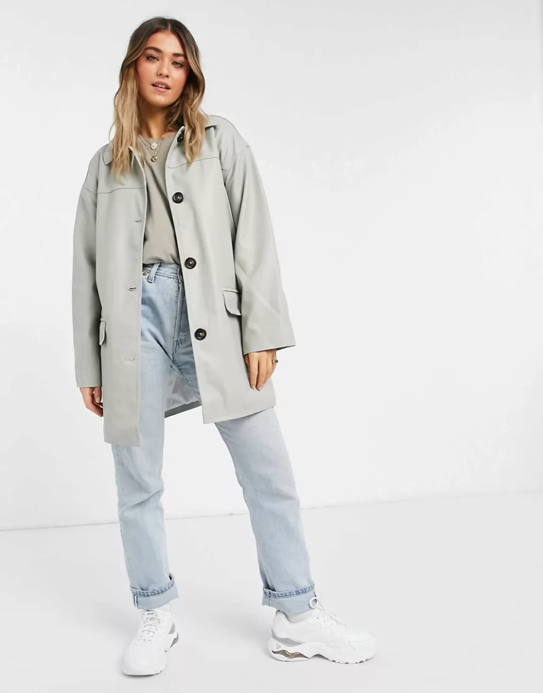 ASOS DESIGN – Oversize-Hemdjacke aus Kunstleder in Grau mit gestepptem Futt günstig online kaufen