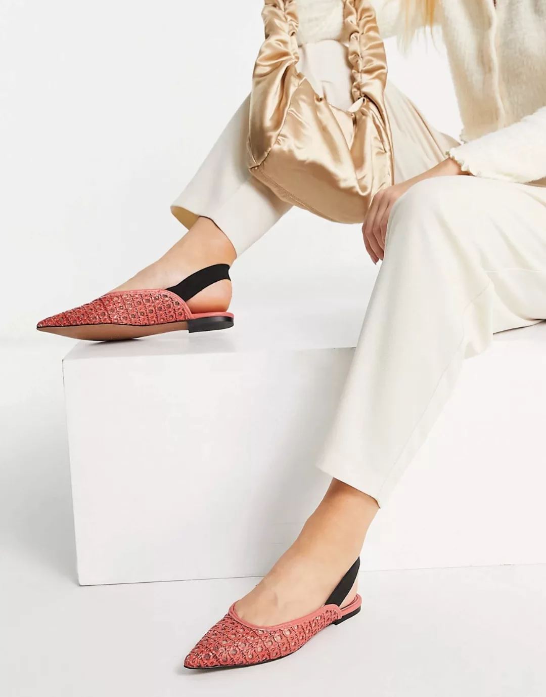 ASOS DESIGN – Louie – Gewebte Ballerinas mit Fersenriemen in Rot günstig online kaufen