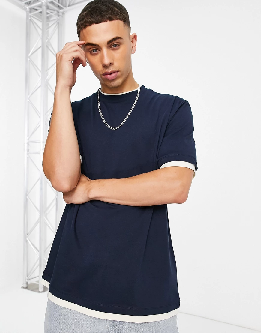 ASOS DESIGN – Doppellagiges T-Shirt in Marineblau mit weißen Kontrasten günstig online kaufen