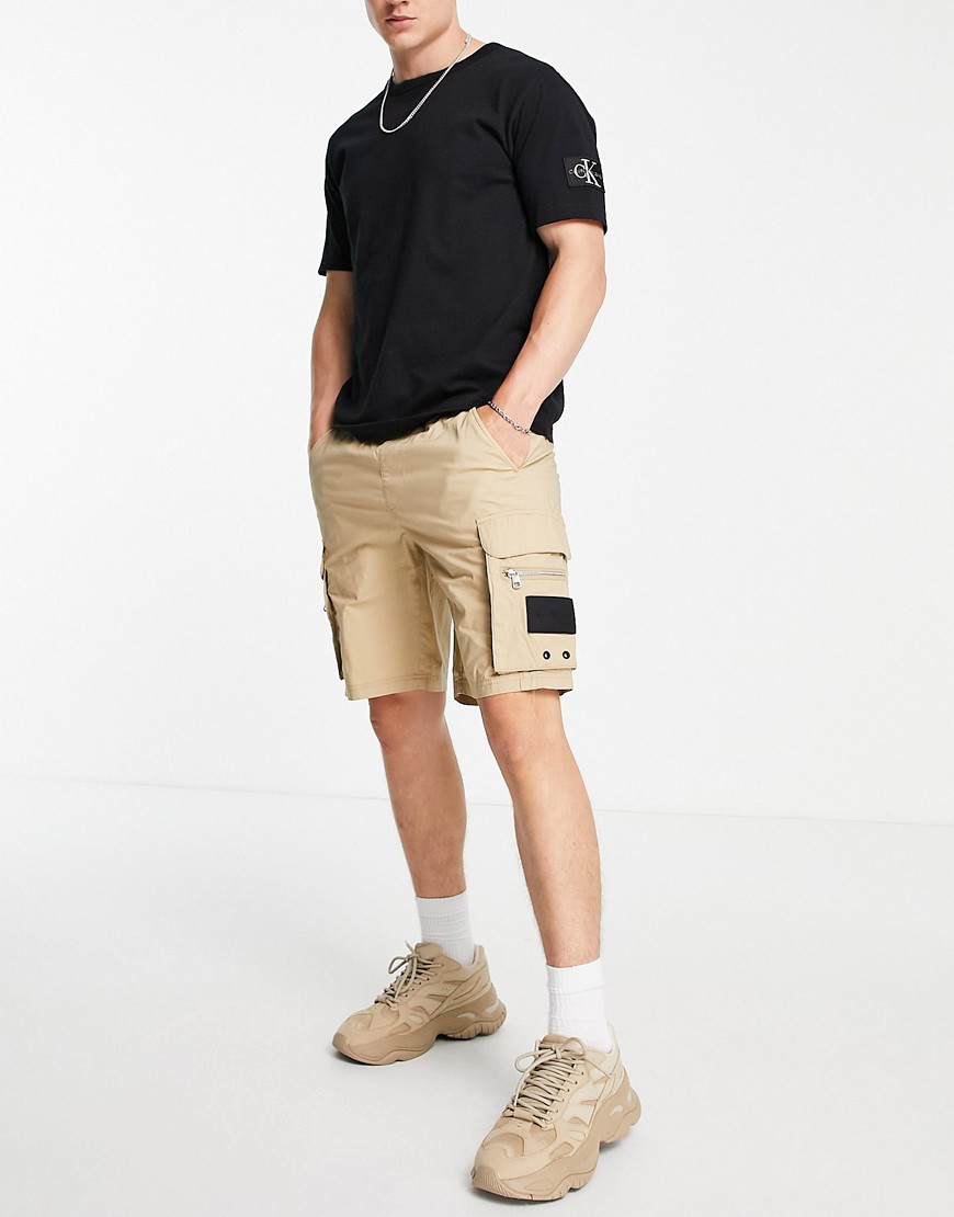 Calvin Klein Jeans – Cargo-Shorts in der Farbe Stein-Neutral günstig online kaufen
