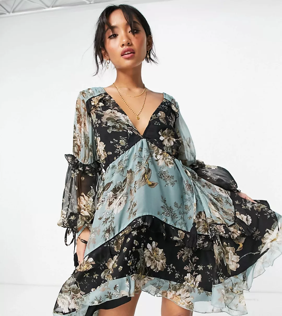 ASOS DESIGN Petite – Gestuftes Minikleid mit Rüschen und Blumenmuster-Rot günstig online kaufen